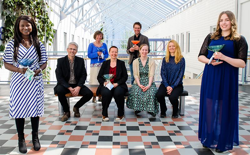 Gruppebilde av de åtte prisvinnerne av Helsefaks priser 2021.